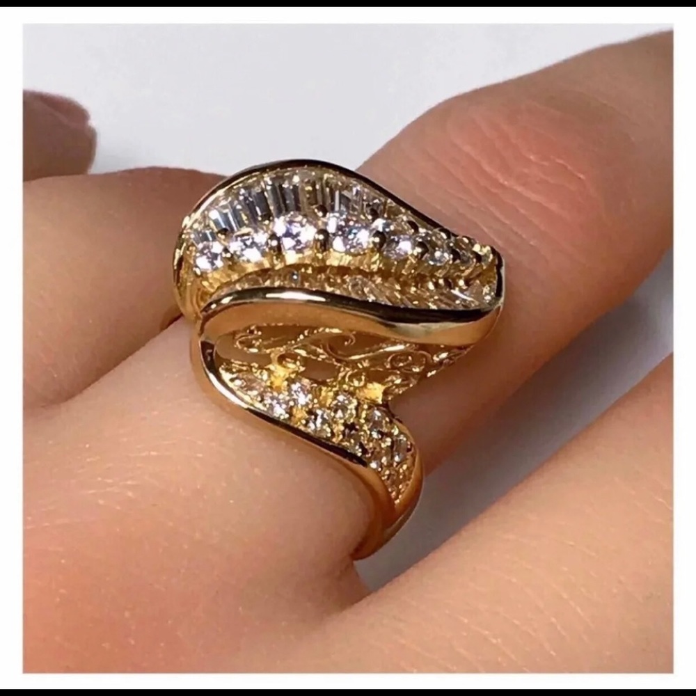 14KT ICY SOLID YELLOW GOLD FIERY & ORNATELY GRAND WEIGHTY COCKTAIL RING DAZZLER